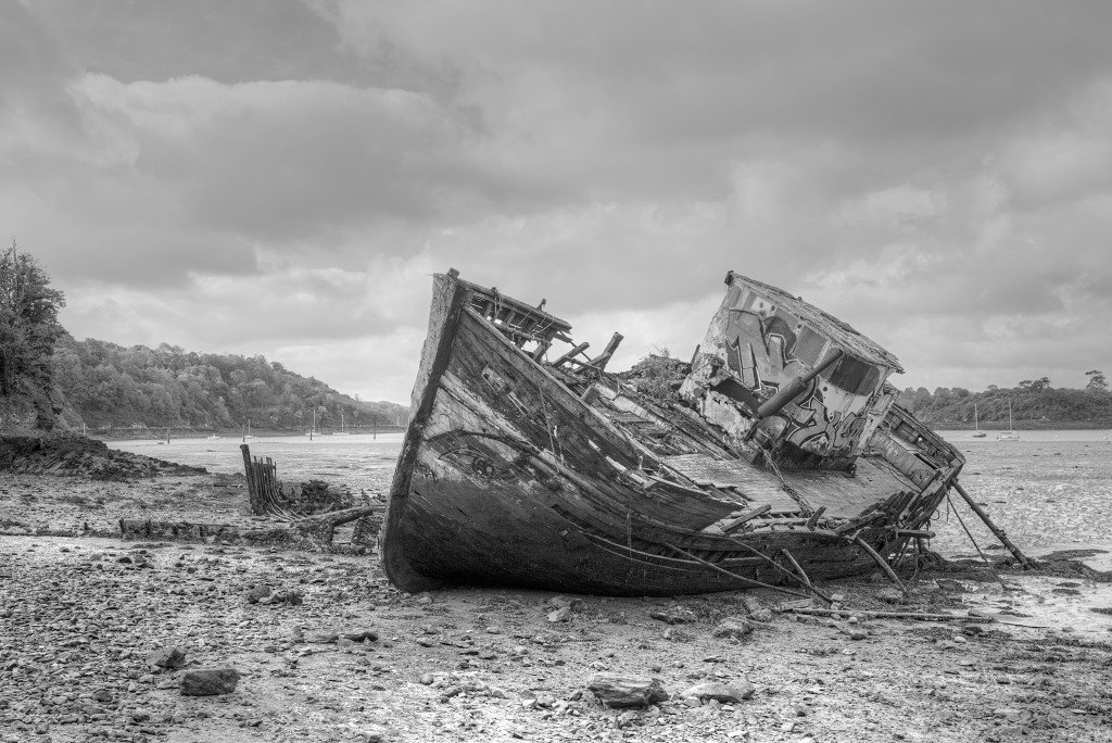 HDR Cimetiere a bateaux B&W scheepskerkhof scheepswrakken scheepswrak urbex quelmer rance bretagne frankrijk kerkhof schip schepen boot boten graffiti strand zwart wit foto
